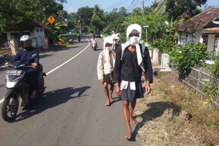 Warga Badui Dalam jalan kaki puluhan kilometer demi silaturahmi dengan penguasa