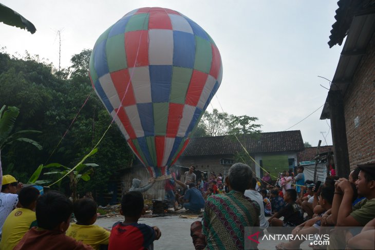 Tradisi Menerbangkan Balon di Jombang