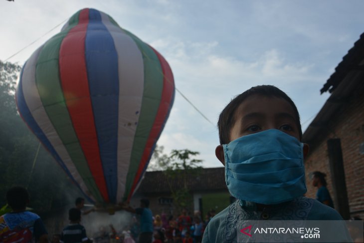 Tradisi Menerbangkan Balon di Jombang