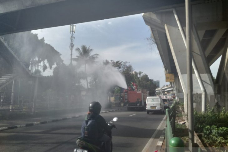 Damkar Jakarta Barat semprot disinfektan delapan ruas jalan utama