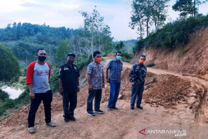 Setelah meninjau, Bupati Tapsel perintahkan Dinas PUPR perbaiki jalan rusak Aek Bilah