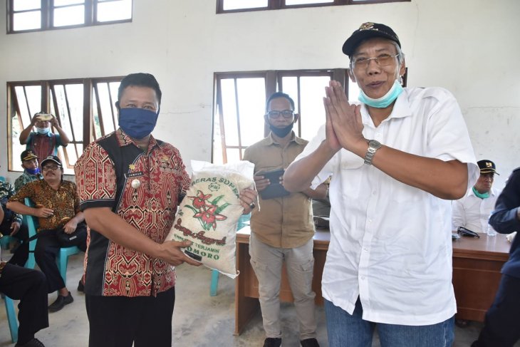 Pemkab Sintang berikan bantuan sembako kepada masyarakat perbatasan dan terdampak COVID-19