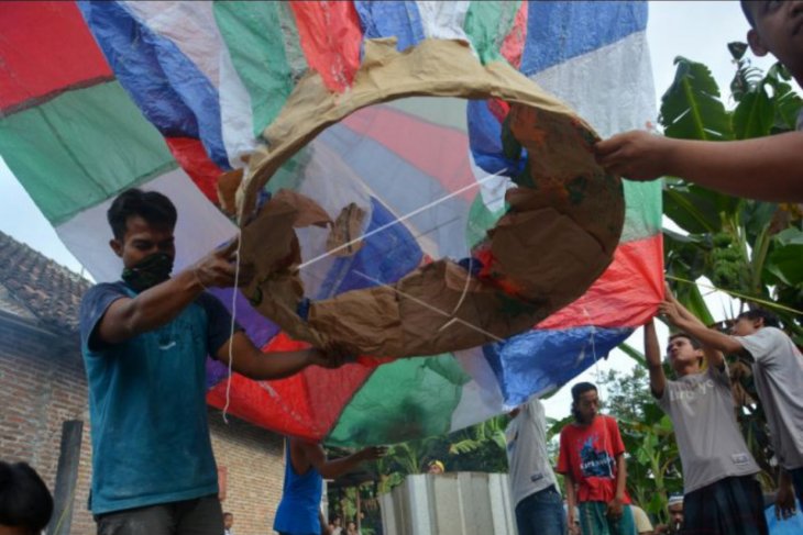 Tradisi menerbangkan balon udara di Jombang