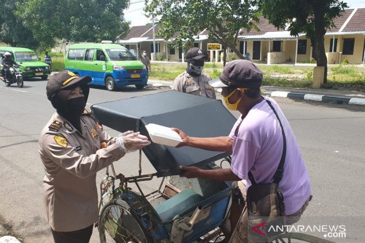 Polres Subang bagikan ratusan nasi kotak peduli COVID-19 kepada pengendara