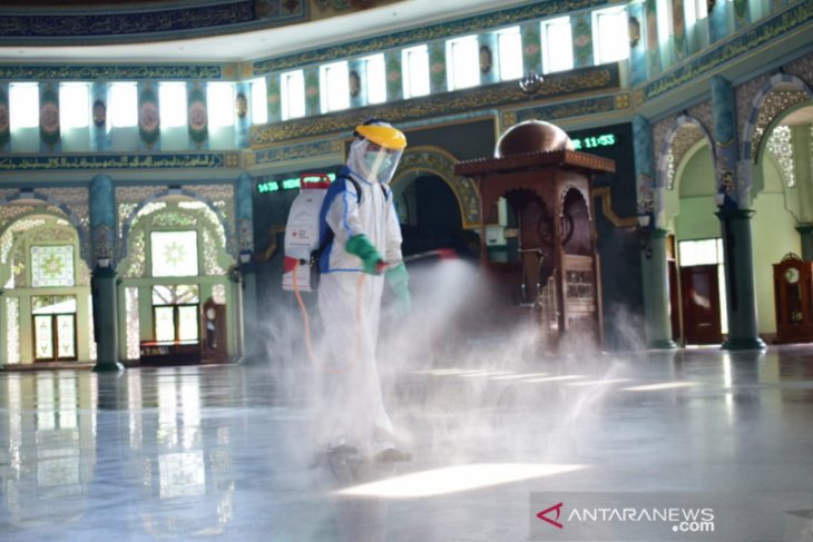 Jelang dibuka, Masjid Al-Azhom Kota Tangerang disemprot disinfektan