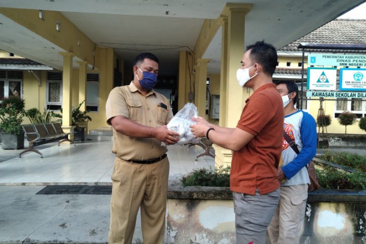 KNPI Bangka Tengah bagikan 500 masker kepada pelajar