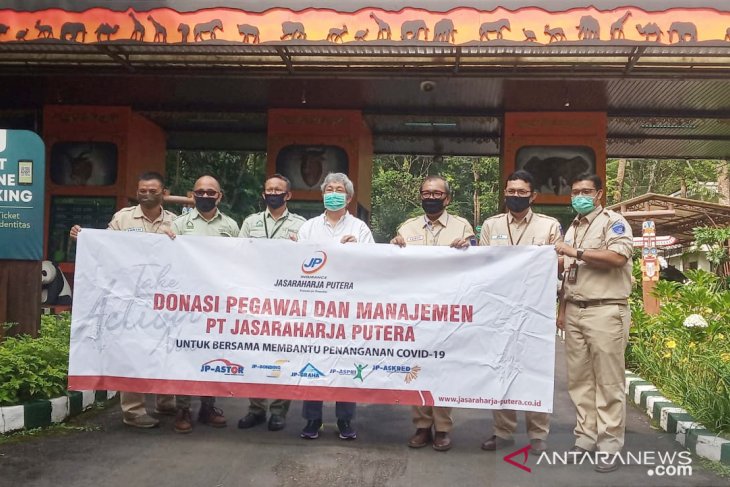 Jasaraharja Putera nenyerahkan bantuan APD untuk Taman Safari