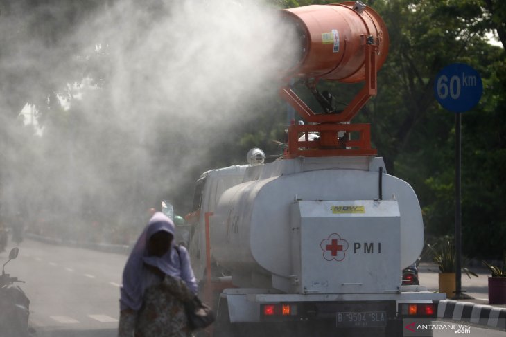 PMI menyemprotkan disinfektan di Surabaya