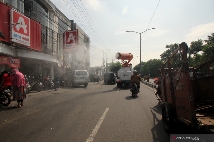 PMI menyemprotkan disinfektan di Surabaya