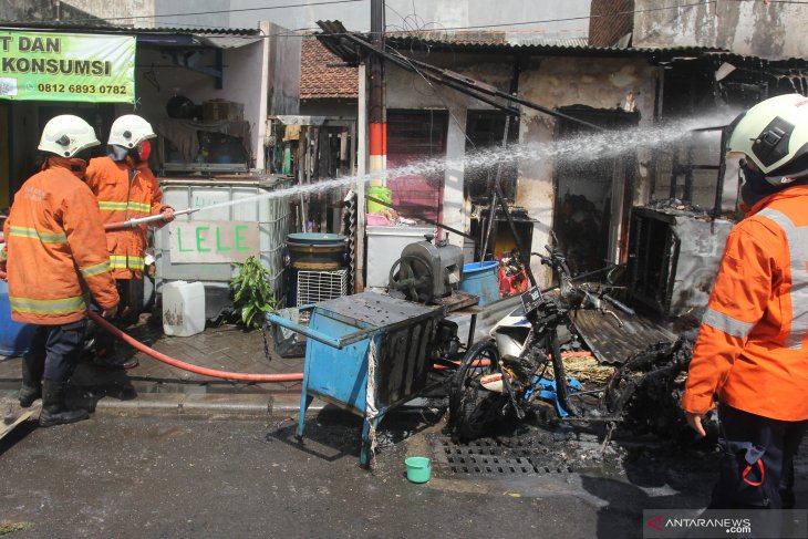 Kebakaran kios bensin di Surabaya