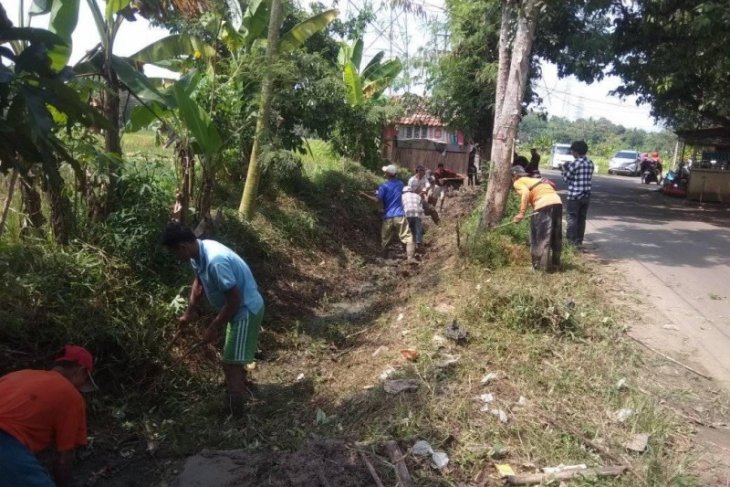 Dukung percepatan tanam, petani Lebak perbaiki irigasi