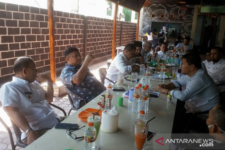 Bupati Labura akan tindak tegas 'pengutip' bansos