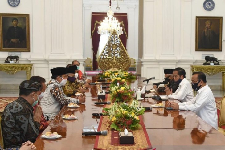 Jokowi discusses new normal preparations with eight interfaith leaders