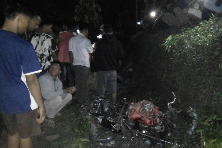 Pengendara motor tewas tabrakan kontra mobil tangki di jalinsum Medan - Pematangsiantar