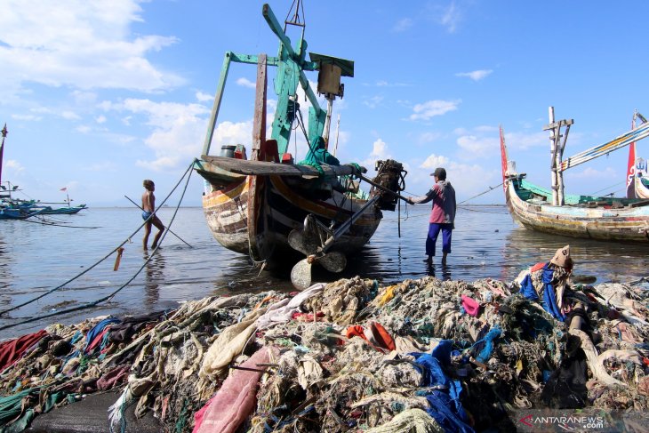 Sampah menumpuk di pesisir pantai 