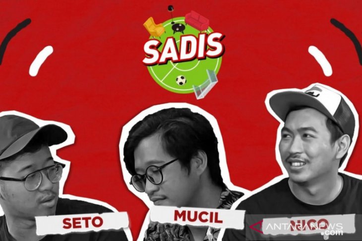 Santai di sofa temani waktu malam