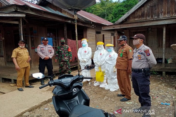 Warga Halong yang datang dari luar daerah di rapid test