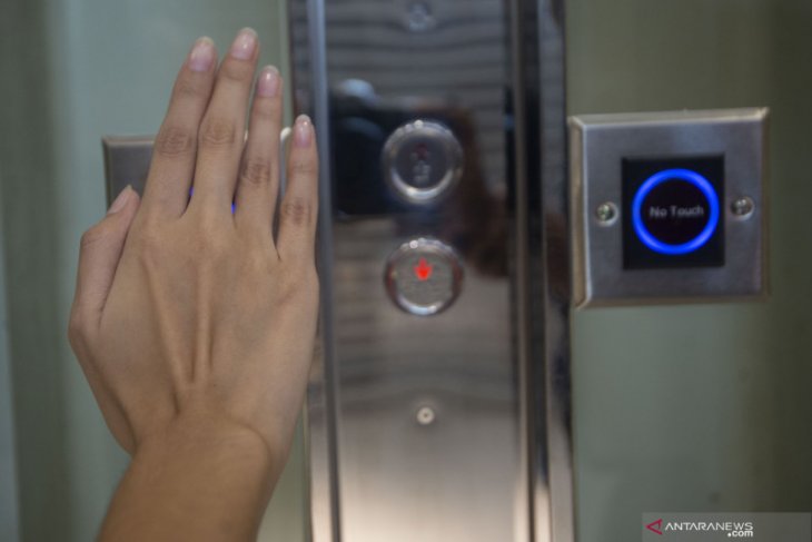 Cegah COVID-19 di lift, jangan lupa pakai masker