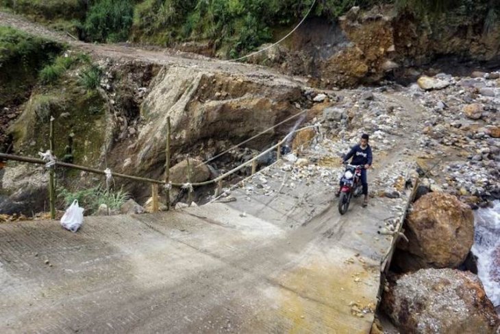 Jembatan penuh longsoran batu