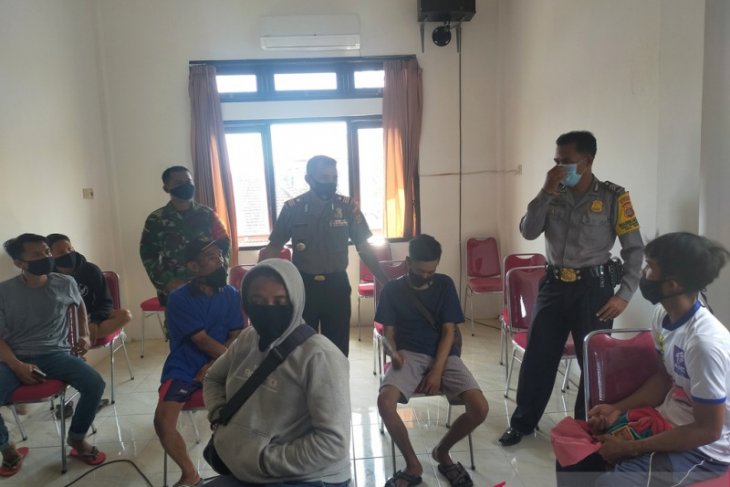 Lima nelayan Banyuwangi diamankan di Jembrana, karena angkut motor dengan sampan