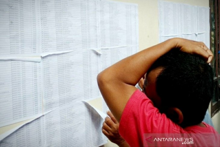Kemarin, bansos diperpanjang hingga insentif tenaga medis cair Rp10,45 miliar