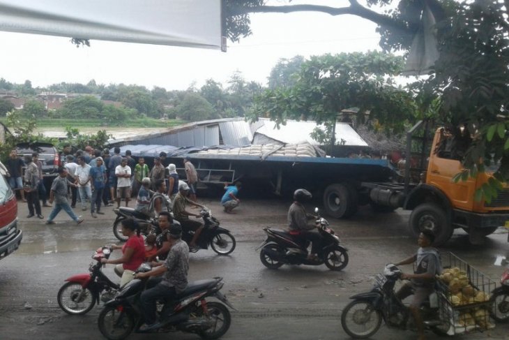 Tak sanggup naik tanjakan, truk tabrak kendaraan dan kafe