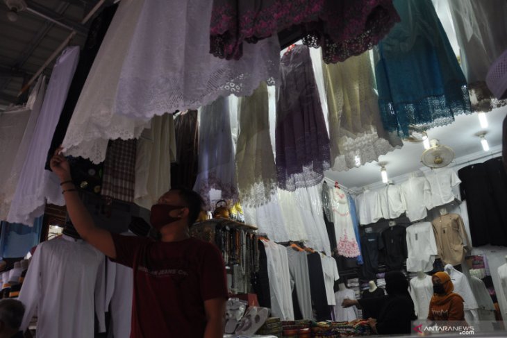Omset penjualan bahan pakaian di Jambi menurun