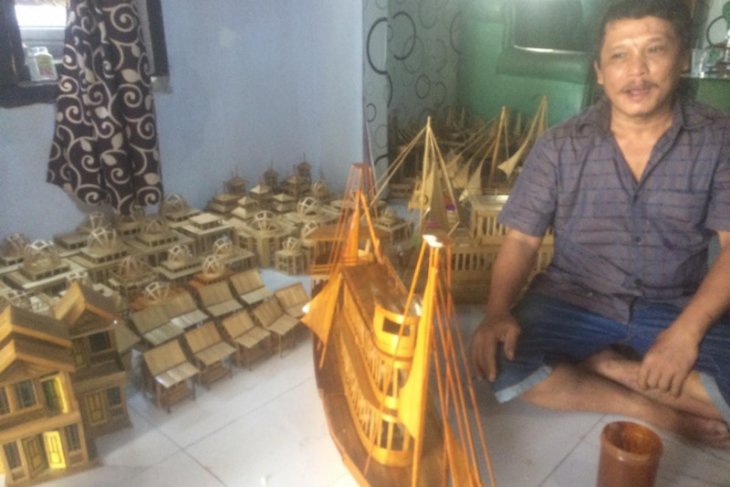 Kerajinan miniatur di Lebak berdayakan siswa keluarga miskin
