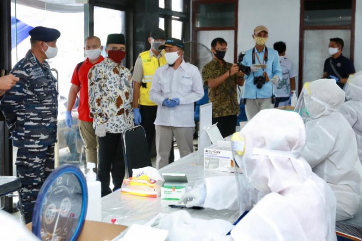 Bupati Anas tinjau tes cepat massal di Pelabuhan Ketapang Banyuwangi