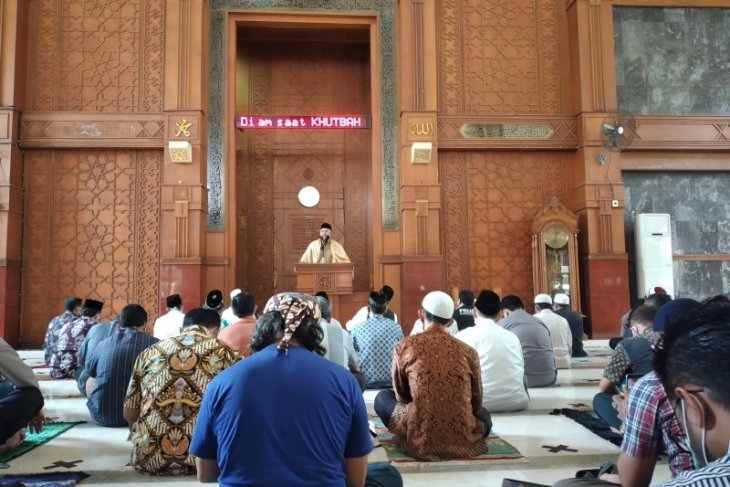 Sejumlah warga Depok bersyukur bisa menunaikan Shalat Jumat di masjid lagi