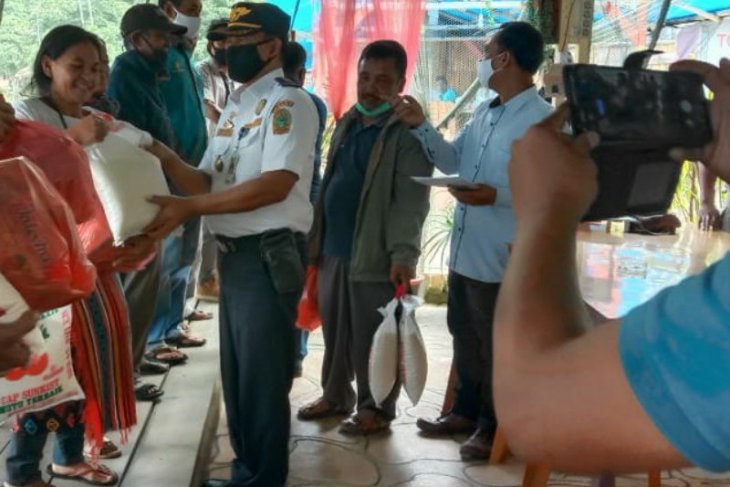 Nelayan Parapat dapat paket sembako dari pengurus koperasi