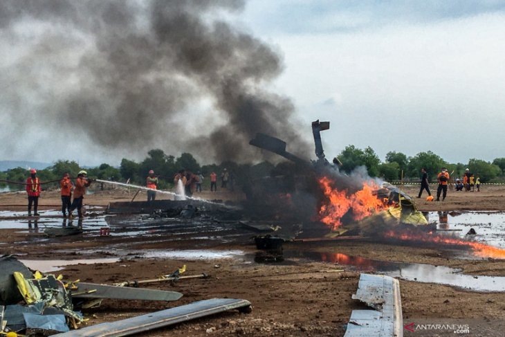 Helikopter militer jatuh di Kendal dan terbakar
