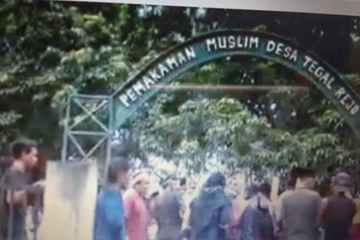 Bupati Marangin antarkan korban longsor PETI ke pemakaman