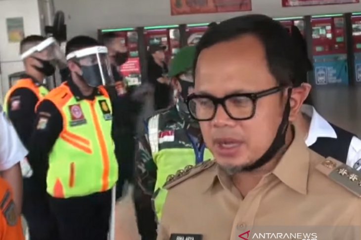 Penumpang KRL menumpuk, Wali Kota Bogor usulkan kantor di Jakarta buat jadwal shift