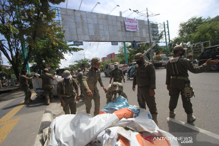 Puluhan Baliho Di Jalan Ahmad Yani di Turunkan