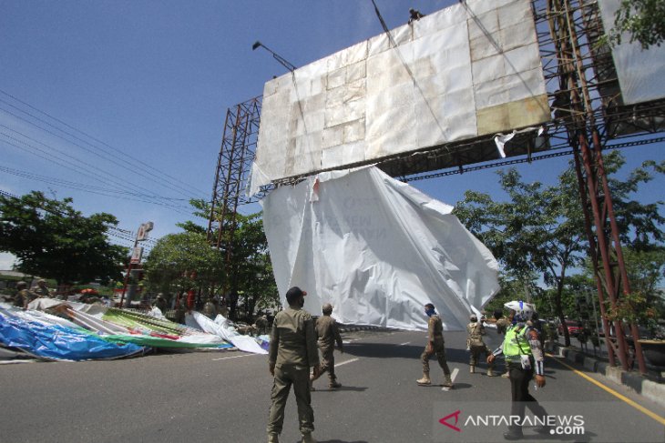 Puluhan Baliho Di Jalan Ahmad Yani di Turunkan