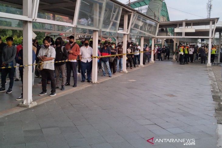 Selasa pagi, calon penumpang KRL di Stasiun Bogor masih ada antrian cukup panjang