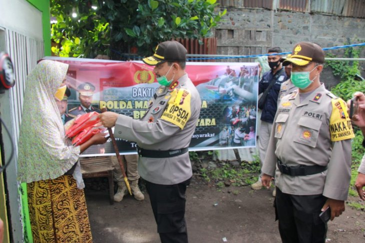 Polda Malut bekerja sama dengan pers salurkan bantuan beras