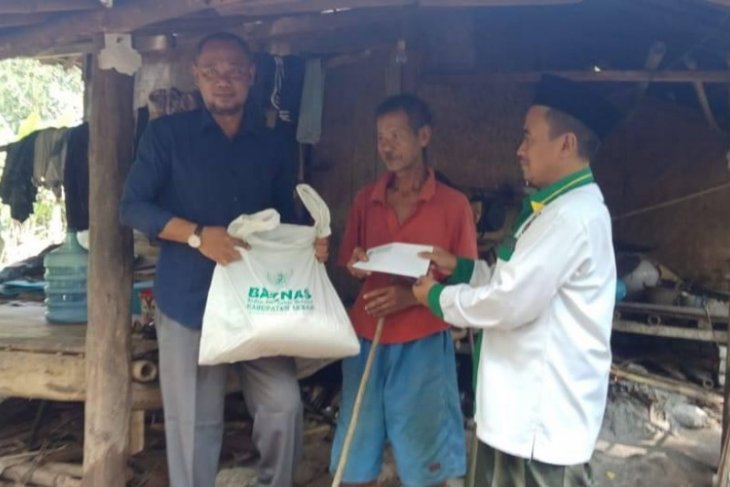 Baznas Lebak salurkan kebutuhan pokok bagi warga miskin