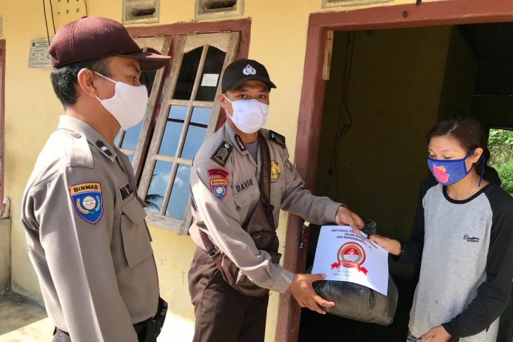 Polres Bangka Tengah bagikan sembako kepada warga terdampak COVID-19
