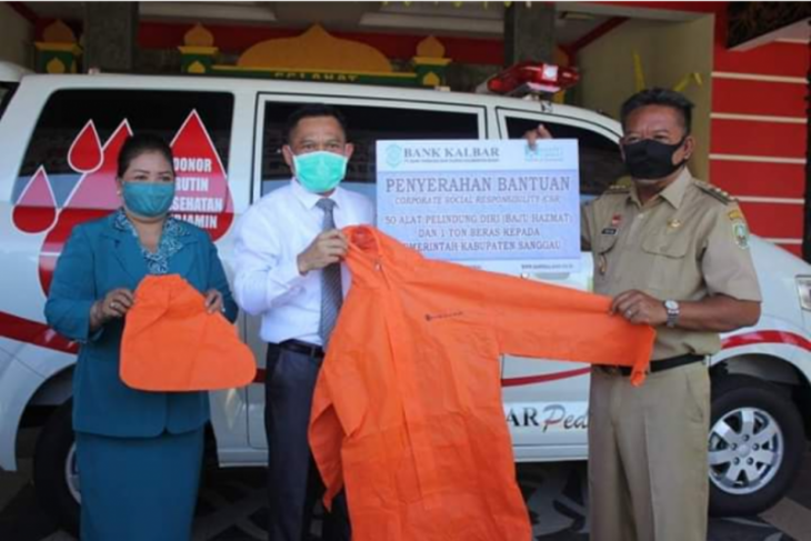 Bupati Sanggau serahkan bantuan Bank Kalbar