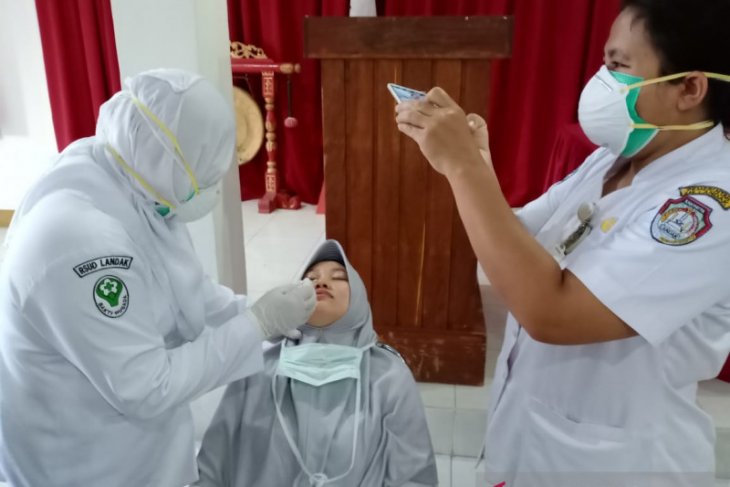 Kabupaten Landak latih petugas kesehatan ambil sampel untuk tes usap