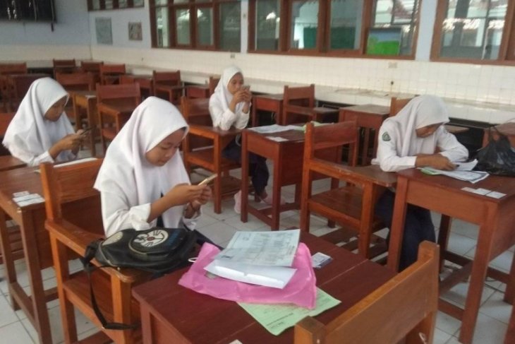 PPDB online di pedalaman Lebak gunakan telepon genggam