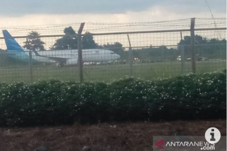 Pesawat Garuda pecah ban setelah mendarat di landasan pacu Syamsudin Noor
