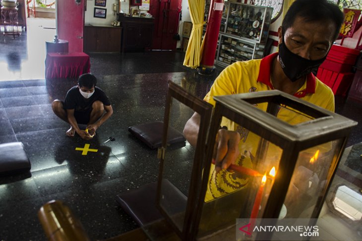 Persiapan normal baru Vihara di Bandung 