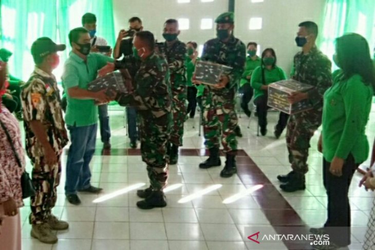 Kodim 0213/Nias bagikan sembako kepada warga
