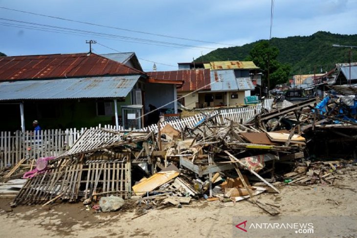 Foto - Warga Gorontalo bersihkan rumah pekarangan setelah banjir