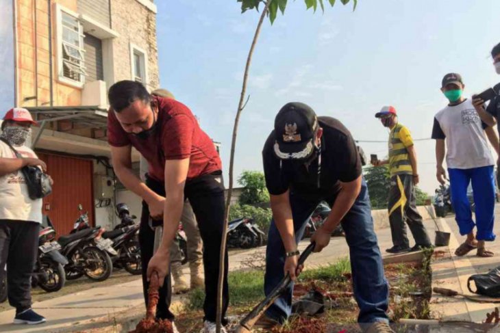 1.000 bibit pohon ditanam di Jalan Raya Kota Bekasi