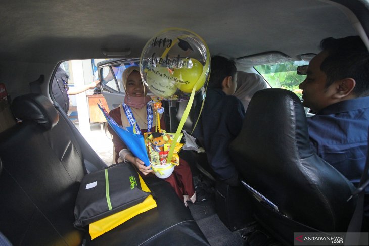 Wisuda Drive Thru di Surabaya