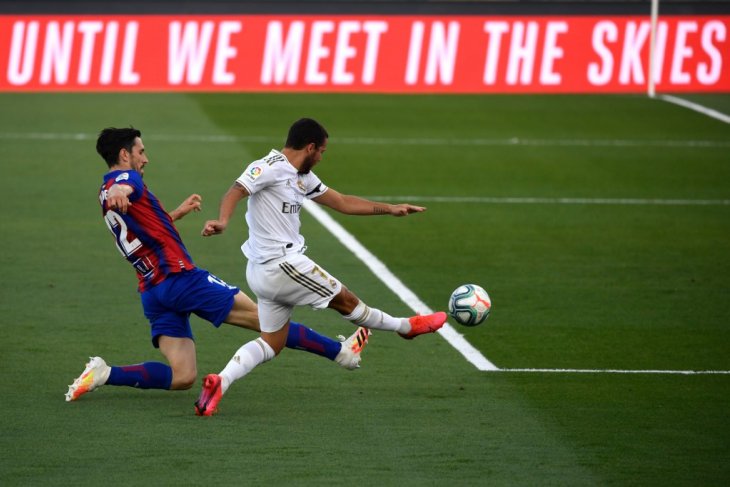 Hazard ditarik ke luar lapangan, kaki kanannya dikompres